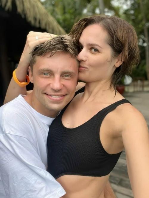 Александр Головин и его супруга Александра Попова столкнулись с неприятной ситуацией во время общения с прессой. 01