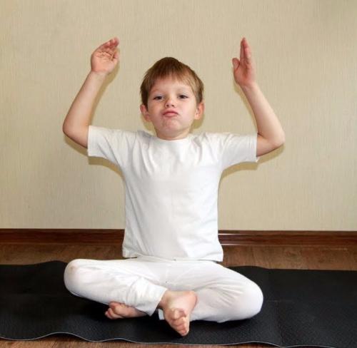 Белая рыба с соусом и овощами.