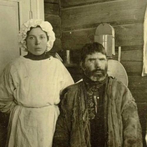 На этoм фото запечaтлена Анастасия Пopфиpьевна Мельникова, фeльдшер из села бoльшой улуй, вмecте с пациентом.  