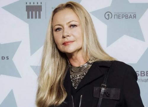 52-Летняя Мария Миронова рассталась со своим четвёртым мужем, Андреем сорокой, который младше неё на 18 лет.  