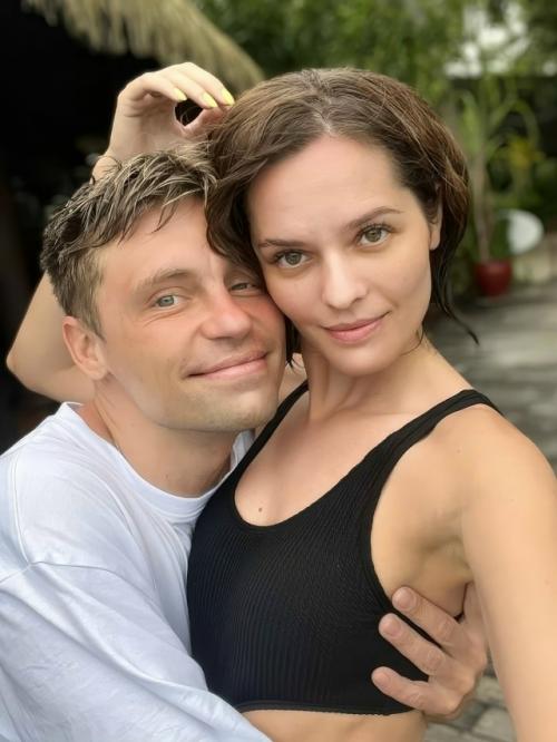 Александр Головин и его супруга Александра Попова столкнулись с неприятной ситуацией во время общения с прессой.  