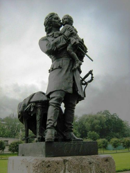 Во время своего визита в Париж в 1717 году Пётр I должен был нанести визит вежливости семилетнему французскому королю Людовику XV.  