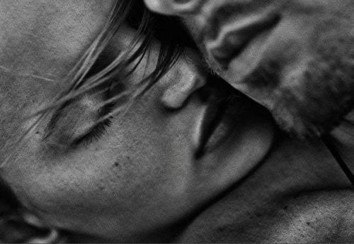 Клубничный кешьюшейк.   Ингредиенты:  1/2 стакана миндаля. 1/2 стакана фиников. 1/4 чайной ложки соли. 1, 5 ст.  сырого кешью. 1, 5 лимона.