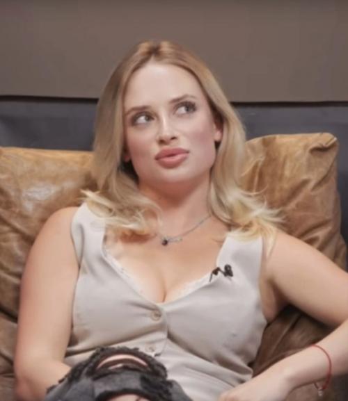 Клава кока обратилась к Ангелине, известной как блондинка драйв, чтобы привлечь внимание к своему новому треку о расставании с Димой гордеем. 02