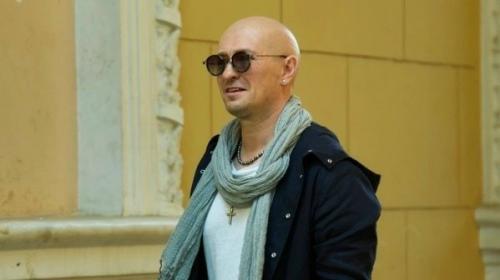 Эффект нагиева: зачем 52-летний Сергей Безруков полностью лишился волос в новом фильме.

