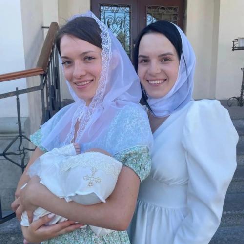 Ставшая мамой в четвертый раз маргарита Грачева крестила 2-месячную дочку. 04