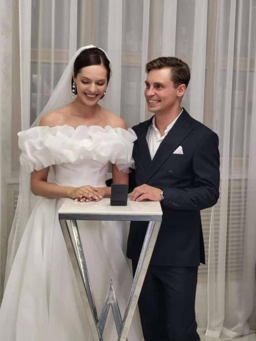 Александр Головин, известный по сериалу Кадетство, опубликовал снимки со своей свадьбы с Александрой Поповой. 01