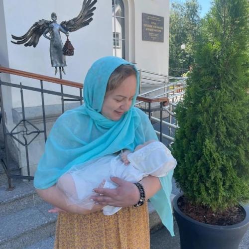 Ставшая мамой в четвертый раз маргарита Грачева крестила 2-месячную дочку. 03