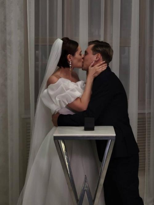 Александр Головин, известный по сериалу Кадетство, опубликовал снимки со своей свадьбы с Александрой Поповой. 02