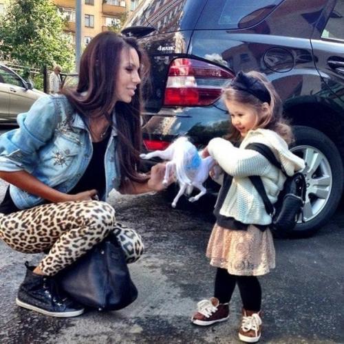 Как быстро растут чужие дети: ариелле, старшей дочери джигана и Оксаны Самойловой исполнилось 14 лет. 02