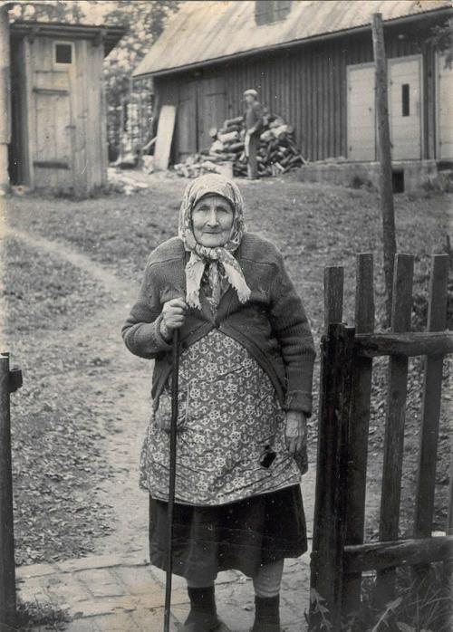 Вернуть бы маму на мгновенье, сказать всё то, что не успела ей сказать, обнять как прежде нежно - нежно. 01