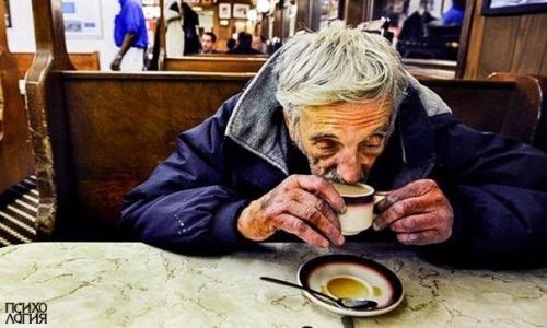 Как-то друг меня в кафе пригласил.