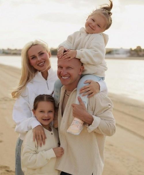 Певица Ханна набила Тату на бедре после удивительной истории на Мальдивах. 01