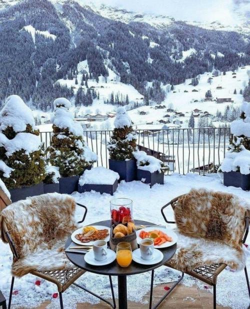 Мы так часто цепляемся за красивые фразы, обещания и объяснения. 01