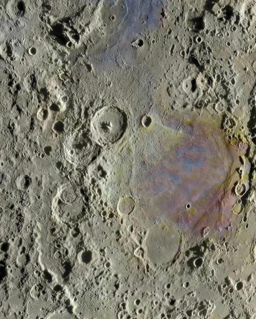 Астрофотограф Darya Kawa Mirza представила снимки луны невероятной детализации, запечатлев лунный ландшафт так, как его ещё не видели. 03