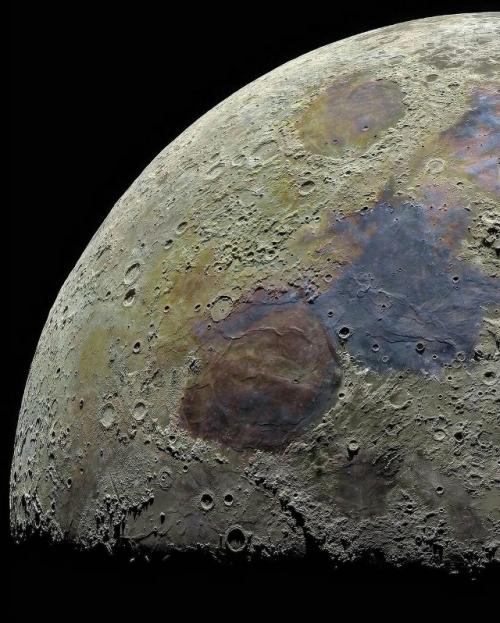 Астрофотограф Darya Kawa Mirza представила снимки луны невероятной детализации, запечатлев лунный ландшафт так, как его ещё не видели. 02