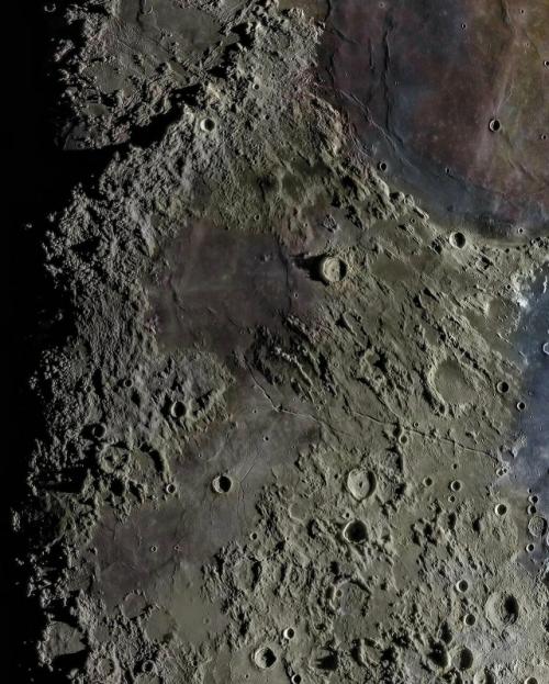 Астрофотограф Darya Kawa Mirza представила снимки луны невероятной детализации, запечатлев лунный ландшафт так, как его ещё не видели. 05