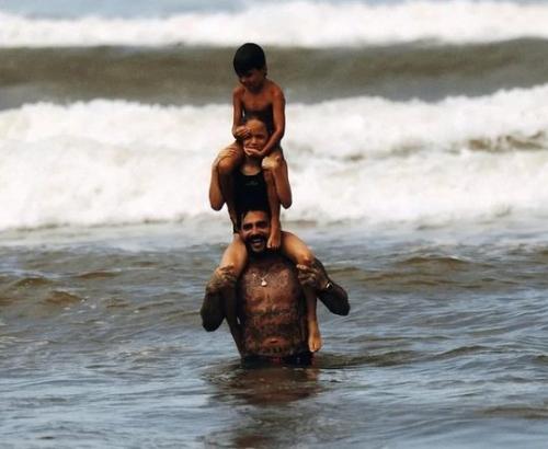 Маму Тимати раскритиковали за откровенные фото внучки. 03