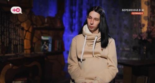 Молодая мать отказалась от опеки над своими детьми, предпочтя им любовь к заключенному. 01