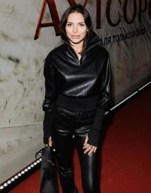 Жена Константина Ивлева, Валерия вынуждена лечить ребенка у детского психолога после разрыва с мужем. 

