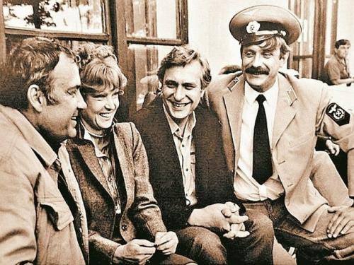 Как-то на очередной премьере в доме кино Рязанов сидел рядом с Басилашвили и нахваливал любимого актера. 01