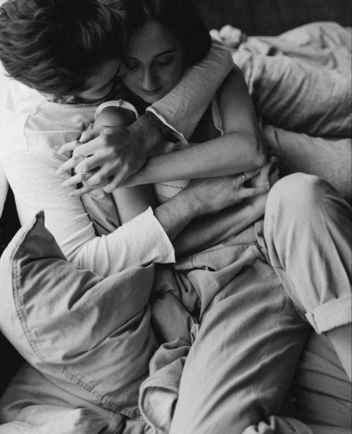 А он от неё тает, как снег от лучей нежных. 
