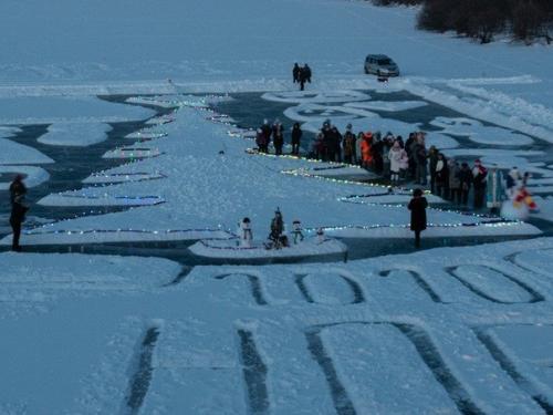 Вот с такой елкой встречают 2020 в амурском селе. 02