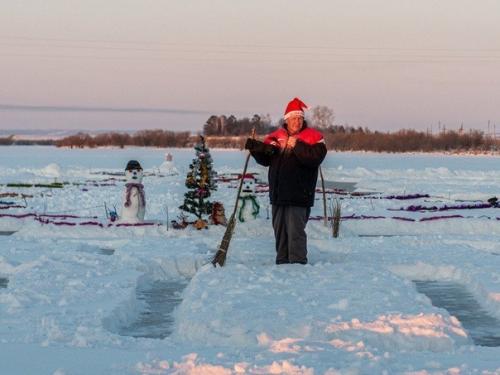 Вот с такой елкой встречают 2020 в амурском селе. 01