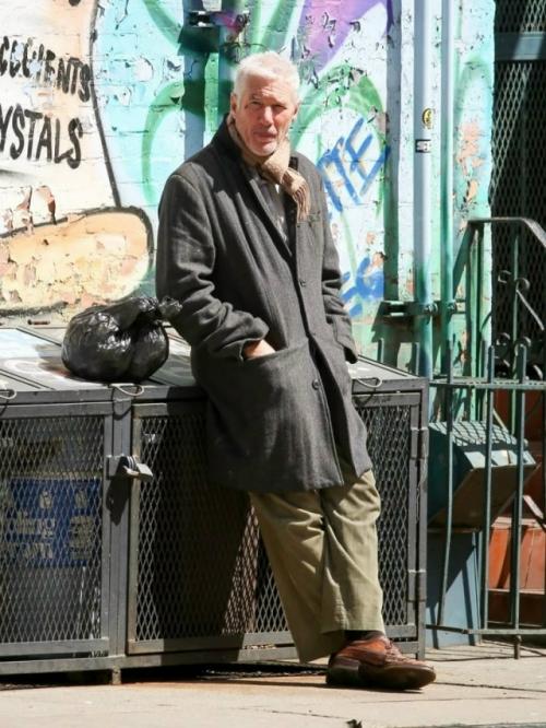 История, произошедшая на съемках фильма с Ричардом Гиром в главной роли, изменила его отношение к обездоленным. 

