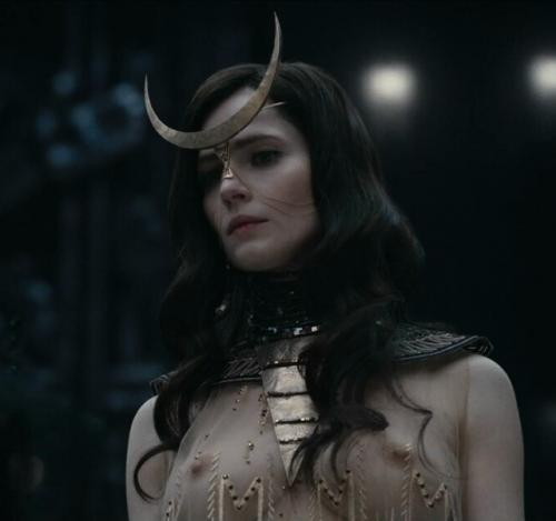 Дайте выспаться! 

Русская чародейка, Юлия снигирь, мечтает о возможности выспаться.  