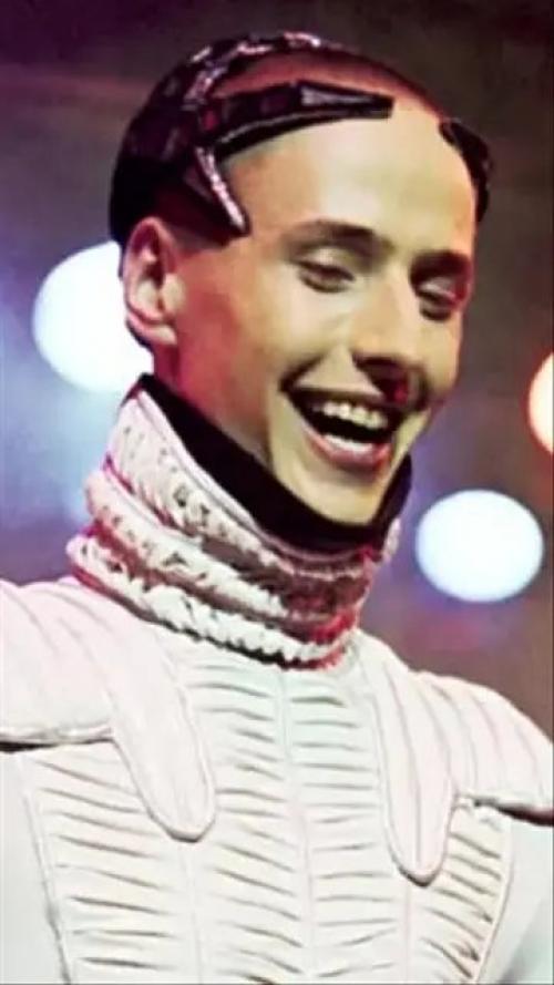 Витас взорвал сеть новым образом, фанаты не верят своим глазам. 01