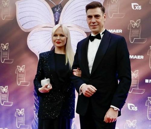 Дюжев впервые за годы вывел в свет жену.  