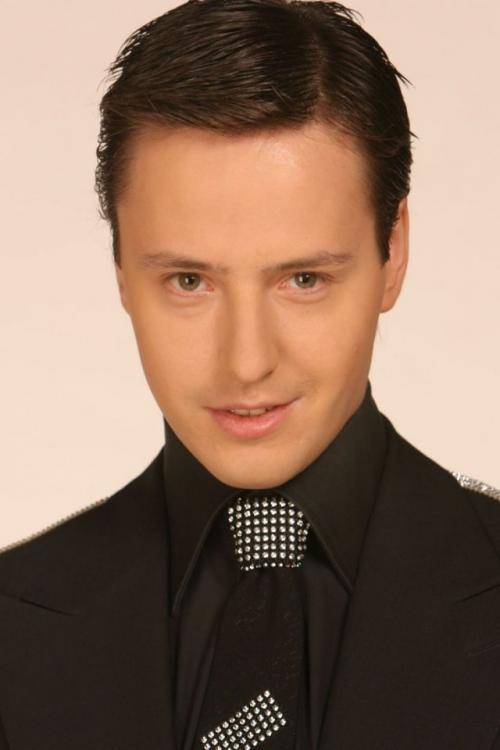 Витас взорвал сеть новым образом, фанаты не верят своим глазам. 02