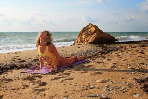 Приветствие солнцу.  Сурья намаскар (или приветствие солнцу) - это классическая динамическая серия асан, представленная во многих стилях йоги. 06