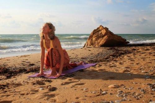 Приветствие солнцу.  Сурья намаскар (или приветствие солнцу) - это классическая динамическая серия асан, представленная во многих стилях йоги. 03