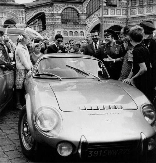 Во время визита во Францию в 1965 году Юрий Гагарин посетил автосалон в Ле - бурже. 01