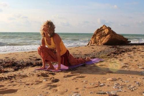 Приветствие солнцу.  Сурья намаскар (или приветствие солнцу) - это классическая динамическая серия асан, представленная во многих стилях йоги. 08