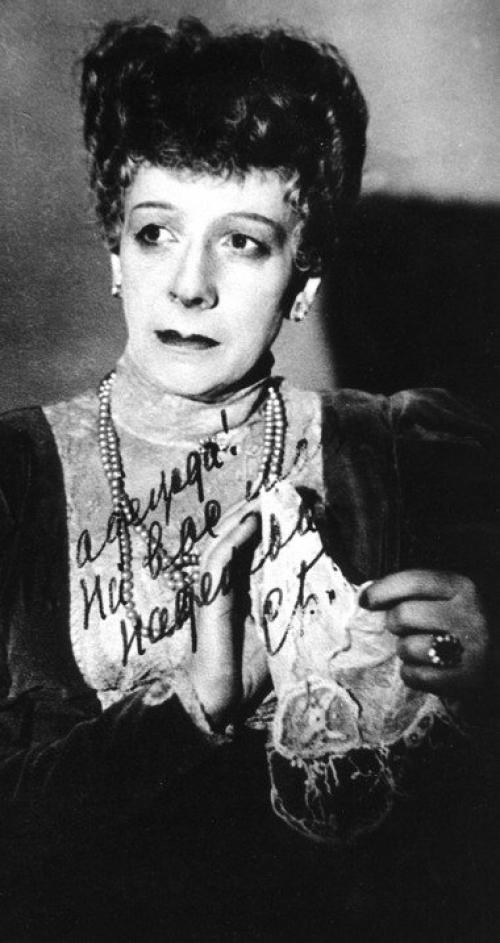 Как-то режиссер Александр Лукич птушко позвонил маме и сказал: Лиля, у тебя две дочери - 15 и 16 лет, а я ищу актрису на роль Ассоль. 02