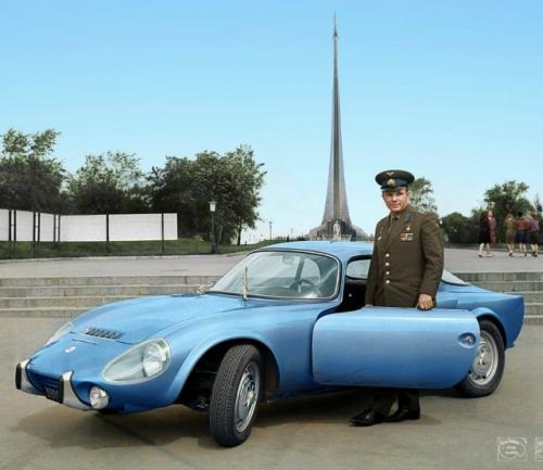 Во время визита во Францию в 1965 году Юрий Гагарин посетил автосалон в Ле - бурже.  