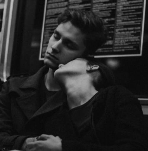 Счастье - это когда любишь ты.
