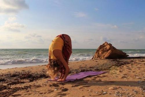 Приветствие солнцу.  Сурья намаскар (или приветствие солнцу) - это классическая динамическая серия асан, представленная во многих стилях йоги. 02