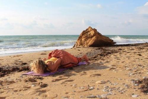 Приветствие солнцу.  Сурья намаскар (или приветствие солнцу) - это классическая динамическая серия асан, представленная во многих стилях йоги. 05