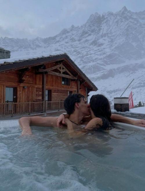 Народная мудрость (и сексологи) гласят: зимой надо заниматься любовью как минимум в два раза чаще. 01