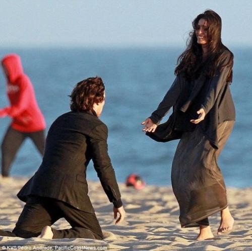 Женщины носят чулки и колготки и равнодушны к вопросам культуры. Иртеньев: 

Женщины носят чулки и колготки, и равнодушны к вопросам культуры.