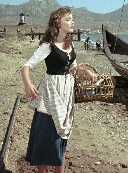 Как-то режиссер Александр Лукич птушко позвонил маме и сказал: Лиля, у тебя две дочери - 15 и 16 лет, а я ищу актрису на роль Ассоль. 01