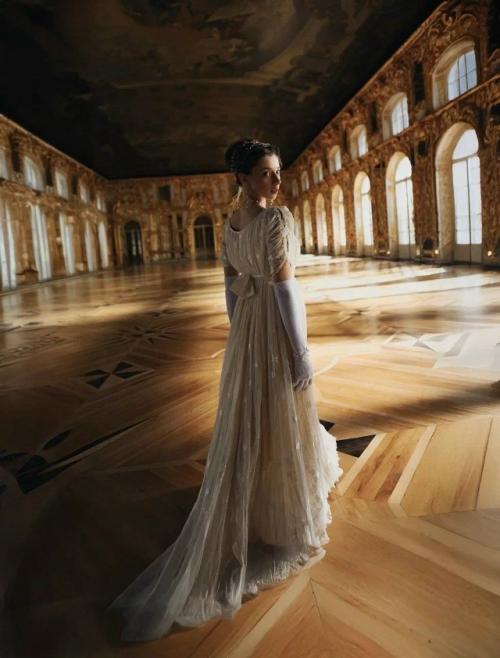 Наташу Ростову в Войне и Мире Сарика андреасяна сыграет Полина гухман. 04