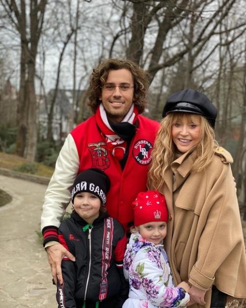 Секрет хорошего брака - отсутствие ссор, уверяют супруги Алла Пугачева и Максим Галкин. 01