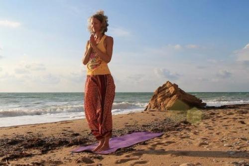 Приветствие солнцу.  Сурья намаскар (или приветствие солнцу) - это классическая динамическая серия асан, представленная во многих стилях йоги.