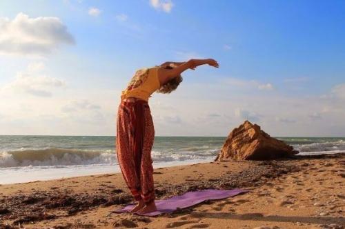 Приветствие солнцу.  Сурья намаскар (или приветствие солнцу) - это классическая динамическая серия асан, представленная во многих стилях йоги. 01