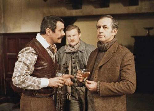 Съёмки легендарного детектива запомнились не только мистической атмосферой, но и невероятной химией между актёрами. 01